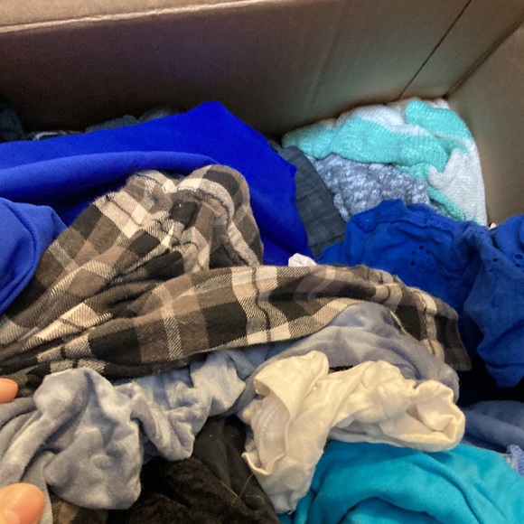 Box of clothes! - Picture 3 of 3